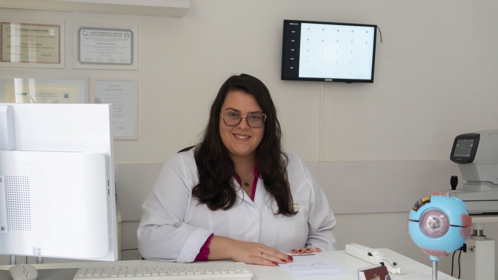 Dra Carolina Mengue examinando um paciente